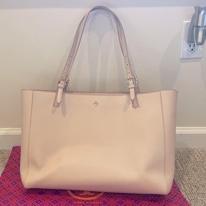 Tory Burch Tote in rose gold with gold emblem
